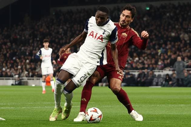 Sport Bilder des Tages Tottenham Hotspur v Roma Europa League 28 11 2024. Pape Matar Sarr of Tottenham Hotspur is fouled for a penalty during the Europa League match between Tottenham Hotspur and Roma at Tottenham Hotspur Stadium, London, United Kingdom on 28 November 2024. London Tottenham Hotspur Stadium London United Kingdom Editorial use only , Copyright: xPaulxPhelanx PSI-20886-0007