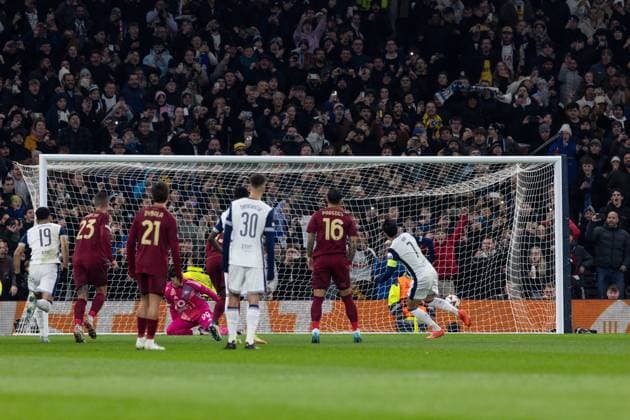 Son Heung-Min of Tottenham Hotspur scores a penalty 1-0 Tottenham Hotspur v Roma, UEFA Europa League, Group Stage, Football, Tottenham Hotspur Stadium, London, UK - 28 Nov 2024 EDITORIAL USE ONLY No use with unauthorised audio, video, data, fixture lists, club league logos or live services. Online in-match use limited to 120 images, no video emulation. No use in betting, games or single club league player publications. Copyright: xIanxTuttle Shutterstockx 14945067m