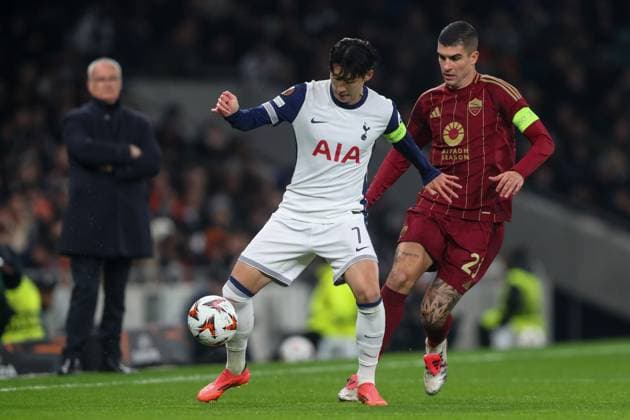 UEFA Europa League - League Stage Tottenham Hotspur v A.S. Roma Son Heung-Min of Tottenham Hotspur holds off Gianluca Mancini of Roma during the UEFA Europa League - League Stage match Tottenham Hotspur vs A.S. Roma at Tottenham Hotspur Stadium, London, United Kingdom, 28th November 2024 (Photo by Gareth Evans News Images) London Tottenham Hotspur Stadium United Kingdom Copyright: xGarethxEvans NewsxImagesx