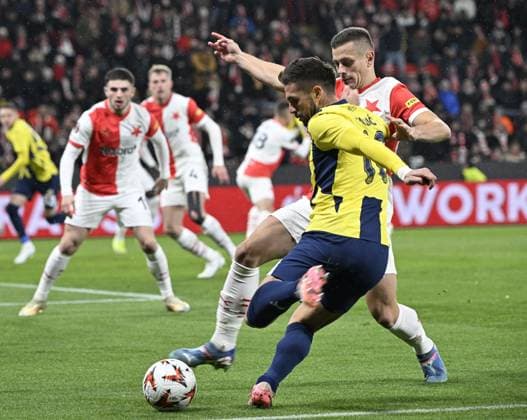 L-R Dusan Tadic (Fenerbahce) and Tomas Holes (Slavia) in action during the UEFA Europa League, 5th round match: SK Slavia Praha - Fenerbahce Istanbul, in Prague, Czech Republic, on November 28, 2024. (CTKxPhoto MichalxKrumphanzl) CTKPhotoP2024112808182  CTKPhotoP2024112808182