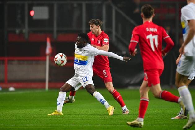 ENSCHEDE, Stadium Grolsch Veste, 28-11-2024 , season 2024 2025, Europa League during the match Twente - Union Saint Gilloise, Union SG player Ousseynou Niang, FC Twente player Youri Regeer Twente - Union Saint Gilloise  x26845832x Copyright: