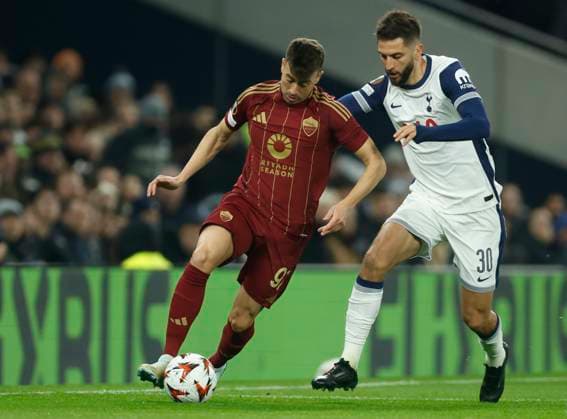 Tottenham Hotspur v AS Roma - UEFA Europa League 2024 25 League Phase MD5 Stephan El Shaarawy of AS Roma and Rodrigo Bentancur of Tottenham Hotspur challenge during the UEFA Europa League 2024 25 League Phase MD5 match between Tottenham Hotspur and AS Roma at Tottenham Hotspur Stadium on November 28, 2024 in London, England. London Tottenham Hotspur Stadium England United Kingdom Copyright: xNigelxFrench Sportsphoto APLx 14052983
