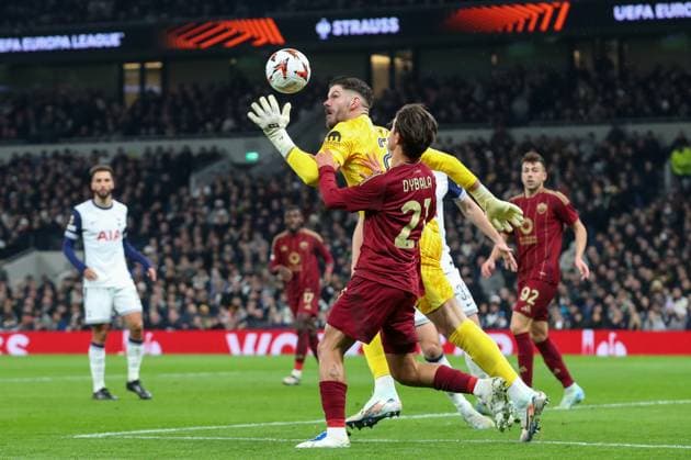 UEFA Europa League - League Stage Tottenham Hotspur v A.S. Roma Fraser Forster of Tottenham Hotspur and Paulo Dybala of Roma battle for the ball during the UEFA Europa League - League Stage match Tottenham Hotspur vs A.S. Roma at Tottenham Hotspur Stadium, London, United Kingdom, 28th November 2024 (Photo by Gareth Evans News Images) London Tottenham Hotspur Stadium United Kingdom Copyright: xGarethxEvans NewsxImagesx