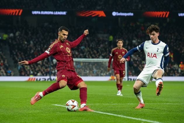 UEFA Europa League - League Stage Tottenham Hotspur v A.S. Roma Zeki Ã‡elik of Roma crosses the ball during the UEFA Europa League - League Stage match Tottenham Hotspur vs A.S. Roma at Tottenham Hotspur Stadium, London, United Kingdom, 28th November 2024 (Photo by Gareth Evans News Images) London Tottenham Hotspur Stadium United Kingdom Copyright: xGarethxEvans NewsxImagesx