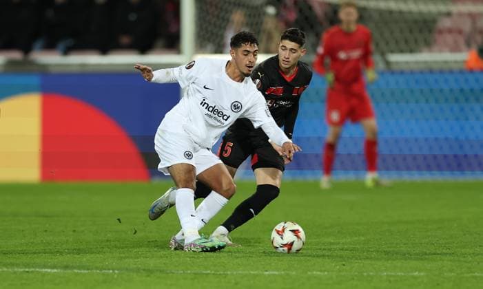 28.11.2024, Fussball UEFA Europa League, FC Midtjylland - Eintracht Frankfurt, emonline, emspor, v.l., Fares Chaibi (Eintracht Frankfurt), Emiliano Martinez (FC Midtjylland) DFL DFB REGULATIONS PROHIBIT ANY USE OF PHOTOGRAPHS AS IMAGE SEQUENCES AND OR QUASI-VIDEO. xdcx Copyright: HMBxMedia Claus
