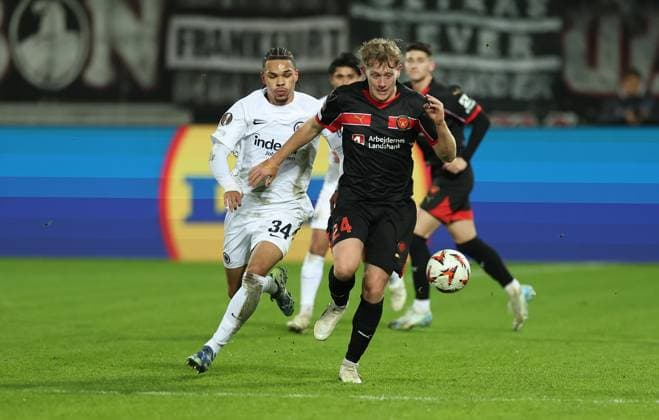 28.11.2024, Fussball UEFA Europa League, FC Midtjylland - Eintracht Frankfurt, emonline, emspor, v.l., Pharell Nnamdi Collins (Eintracht Frankfurt), Oliver Sörensen (FC Midtjylland) DFL DFB REGULATIONS PROHIBIT ANY USE OF PHOTOGRAPHS AS IMAGE SEQUENCES AND OR QUASI-VIDEO. xdcx Copyright: HMBxMedia Claus