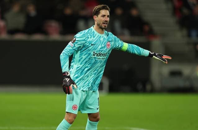 28.11.2024, Fussball UEFA Europa League, FC Midtjylland - Eintracht Frankfurt, emonline, emspor, v.l., Torwart Kevin Trapp (Eintracht Frankfurt) gibt Anweisungen, gestikuliert, mit den Armen gestikulieren gives instructions, gesticulate DFL DFB REGULATIONS PROHIBIT ANY USE OF PHOTOGRAPHS AS IMAGE SEQUENCES AND OR QUASI-VIDEO. xdcx Copyright: HMBxMedia Claus