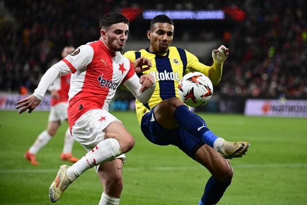 Sport Bilder des Tages L-R Christos Zafeiris (Slavia) and Alexander Djiku (Fenerbahce) in action during the UEFA Europa League, 5th round match: SK Slavia Praha - Fenerbahce Istanbul, in Prague, Czech Republic, on November 28, 2024. (CTKxPhoto OndrejxDeml) CTKPhotoP2024112808338  CTKPhotoP2024112808338