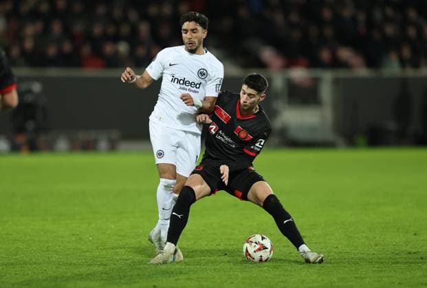 Sport Bilder des Tages 28.11.2024, Fussball UEFA Europa League, FC Midtjylland - Eintracht Frankfurt, emonline, emspor, v.l., Omar Marmoush (Eintracht Frankfurt), Emiliano Martinez (FC Midtjylland) DFL DFB REGULATIONS PROHIBIT ANY USE OF PHOTOGRAPHS AS IMAGE SEQUENCES AND OR QUASI-VIDEO. xdcx Copyright: HMBxMedia Claus