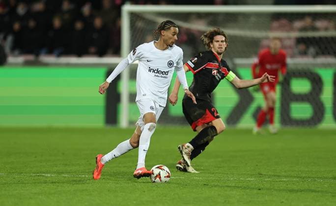 28.11.2024, Fussball UEFA Europa League, FC Midtjylland - Eintracht Frankfurt, emonline, emspor, v.l., Hugo Ekitike (Eintracht Frankfurt), Mads Bech Sörensen (FC Midtjylland) DFL DFB REGULATIONS PROHIBIT ANY USE OF PHOTOGRAPHS AS IMAGE SEQUENCES AND OR QUASI-VIDEO. xdcx Copyright: HMBxMedia Claus