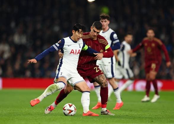 28th November 2024; Tottenham Hotspur Stadium, London, England; UEFA Europa League Football, Tottenham Hotspur versus Roma; Son Heung-Min of Tottenham Hotspur challenged by Gianluca Mancini of Roma  ActionPlus12720854 JohnxPatrickxFletcher