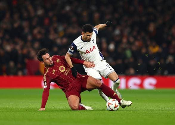 28th November 2024; Tottenham Hotspur Stadium, London, England; UEFA Europa League Football, Tottenham Hotspur versus Roma; Dominic Solanke of Tottenham Hotspur challenged by Mats Hummels of Roma  ActionPlus12720856 JohnxPatrickxFletcher