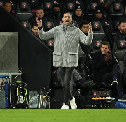 28.11.2024, Fussball UEFA Europa League, FC Midtjylland - Eintracht Frankfurt, emonline, emspor, v.l., Trainer Dino Toppmöller (Eintracht Frankfurt) gibt Anweisungen, gestikuliert, mit den Armen gestikulieren gives instructions, gesticulate DFL DFB REGULATIONS PROHIBIT ANY USE OF PHOTOGRAPHS AS IMAGE SEQUENCES AND OR QUASI-VIDEO. xdcx Copyright: HMBxMedia Claus