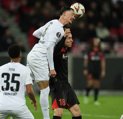 28.11.2024, Fussball UEFA Europa League, FC Midtjylland - Eintracht Frankfurt, emonline, emspor, v.l., Robin Koch (Eintracht Frankfurt), Adam Buksa (FC Midtjylland) DFL DFB REGULATIONS PROHIBIT ANY USE OF PHOTOGRAPHS AS IMAGE SEQUENCES AND OR QUASI-VIDEO. xdcx Copyright: HMBxMedia Claus