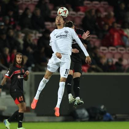 28.11.2024, Fussball UEFA Europa League, FC Midtjylland - Eintracht Frankfurt, emonline, emspor, v.l., Hugo Ekitike (Eintracht Frankfurt), Emiliano Martinez (FC Midtjylland) DFL DFB REGULATIONS PROHIBIT ANY USE OF PHOTOGRAPHS AS IMAGE SEQUENCES AND OR QUASI-VIDEO. xdcx Copyright: HMBxMedia Claus