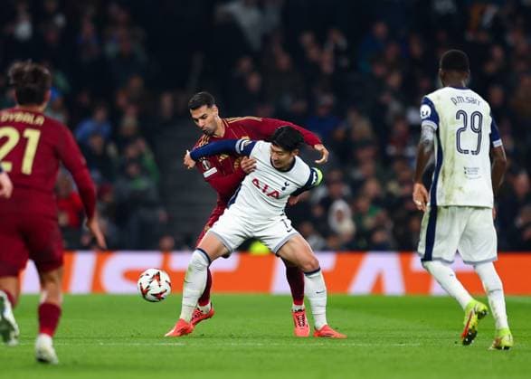 28th November 2024; Tottenham Hotspur Stadium, London, England; UEFA Europa League Football, Tottenham Hotspur versus Roma; Son Heung-Min of Tottenham Hotspur challenged by Gianluca Mancini of Roma  ActionPlus12720861 JohnxPatrickxFletcher