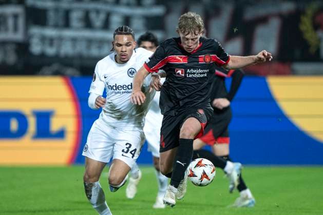 FC Midtjylland s Oliver Soerensen vies for the ball with Frankfurt s Nnamdi Collins during the UEFA Europa League match between FC Midtjylland and Eintracht Frankfurt at MCH Arena in Herning on Thursday, November 28, 2024. (Photo: Bo Amstrup Ritzau Scanpix) , Herning Denmark Mors Copyright: BoxAmrstrupx xRitzauxScanpix BoxAmstrupx spdk20241128-215637-L
