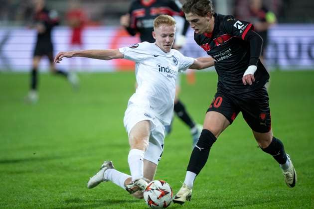 FC Midtjylland s Valdemar Byskov vies for the ball with Frankfurt s Hugo Larsson during the UEFA Europa League match between FC Midtjylland and Eintracht Frankfurt at MCH Arena in Herning on Thursday, November 28, 2024. (Photo: Bo Amstrup Ritzau Scanpix) , Herning Denmark Mors Copyright: BoxAmrstrupx xRitzauxScanpix BoxAmstrupx spdk20241128-215738-L