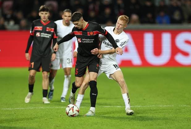 28.11.2024, Fussball UEFA Europa League, FC Midtjylland - Eintracht Frankfurt, emonline, emspor, v.l., Emiliano Martinez (FC Midtjylland), Hugo Larsson (Eintracht Frankfurt) DFL DFB REGULATIONS PROHIBIT ANY USE OF PHOTOGRAPHS AS IMAGE SEQUENCES AND OR QUASI-VIDEO. xdcx Copyright: HMBxMedia Claus