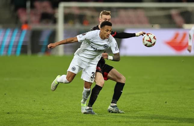 28.11.2024, Fussball UEFA Europa League, FC Midtjylland - Eintracht Frankfurt, emonline, emspor, v.l., Tuta Lucas Silva Melo (Eintracht Frankfurt), Adam Buksa (FC Midtjylland) DFL DFB REGULATIONS PROHIBIT ANY USE OF PHOTOGRAPHS AS IMAGE SEQUENCES AND OR QUASI-VIDEO. xdcx Copyright: HMBxMedia Claus