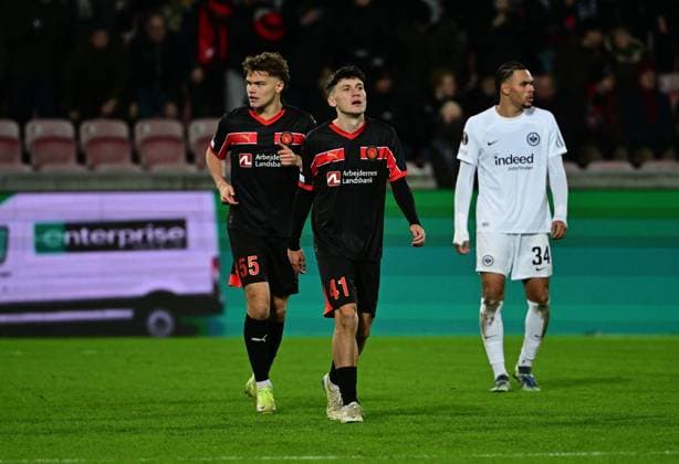 28.11.2024, xmnx, Fussball UEFA Europa League, FC Midtyilland - Eintracht Frankfurt emspor, v.l. Victor Bak (FC Midtjylland), Mikel Gogorza (FC Midtjylland) celebrate the goal, Der Torjubel zum 1:1 (UEFA REGULATIONS PROHIBIT ANY USE OF PHOTOGRAPHS as IMAGE SEQUENCES and or QUASI-VIDEO) Herning