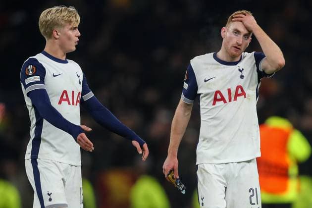 UEFA Europa League - League Stage Tottenham Hotspur v A.S. Roma Lucas Bergvall of Tottenham Hotspur and Guglielmo Vicario of Tottenham Hotspur speak after the final whistle during the UEFA Europa League - League Stage match Tottenham Hotspur vs A.S. Roma at Tottenham Hotspur Stadium, London, United Kingdom, 28th November 2024 (Photo by Gareth Evans News Images) London Tottenham Hotspur Stadium United Kingdom Copyright: xGarethxEvans NewsxImagesx