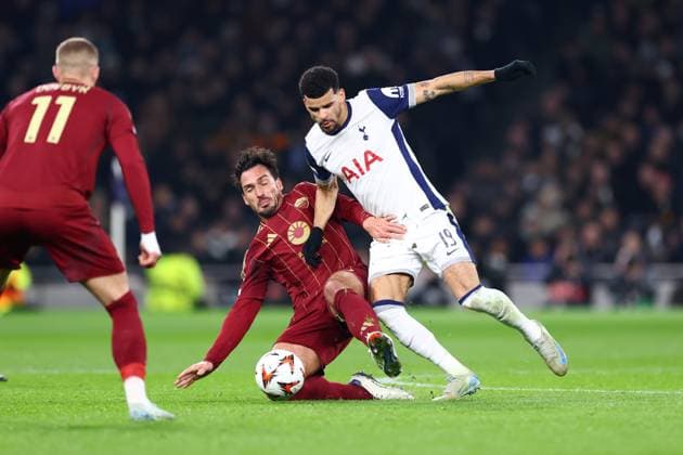 Tottenham Hotspur v Roma 28 November 2024, London - UEFA Europa League - Tottenham Hotspur v Roma - Mats Hummels of Roma and Dominic Solanke of Tottenham Hotspur - Photo: Jacques Feeney Offside. London UK Copyright: xJacquesxFeeneyx xOffsidexOffside