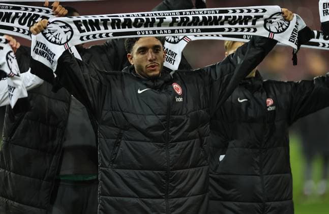 28.11.2024, Fussball UEFA Europa League, FC Midtjylland - Eintracht Frankfurt, emonline, emspor, v.l., Omar Marmoush (Eintracht Frankfurt) feiert mit den Fans DFL DFB REGULATIONS PROHIBIT ANY USE OF PHOTOGRAPHS AS IMAGE SEQUENCES AND OR QUASI-VIDEO. xdcx Copyright: HMBxMedia Claus