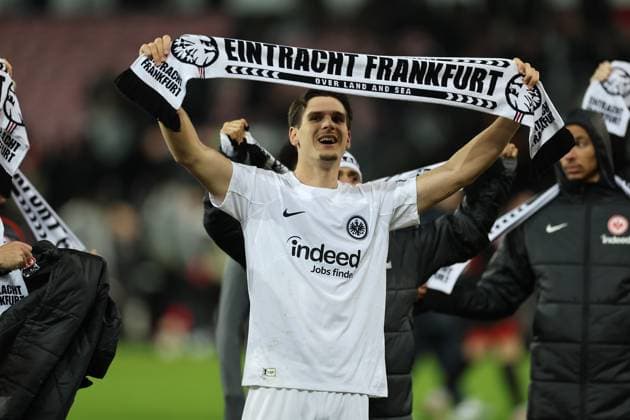 28.11.2024, Fussball UEFA Europa League, FC Midtjylland - Eintracht Frankfurt, emonline, emspor, v.l., Igor Matanovic (Eintracht Frankfurt) feiert mit den Fans DFL DFB REGULATIONS PROHIBIT ANY USE OF PHOTOGRAPHS AS IMAGE SEQUENCES AND OR QUASI-VIDEO. xdcx Copyright: HMBxMedia Claus