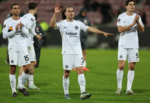 28.11.2024, Fussball UEFA Europa League, FC Midtjylland - Eintracht Frankfurt, emonline, emspor, v.l., Arthur Theate (Eintracht Frankfurt) feiert mit den Fans DFL DFB REGULATIONS PROHIBIT ANY USE OF PHOTOGRAPHS AS IMAGE SEQUENCES AND OR QUASI-VIDEO. xdcx Copyright: HMBxMedia Claus