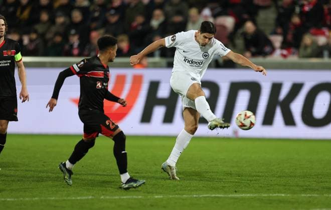 28.11.2024, Fussball UEFA Europa League, FC Midtjylland - Eintracht Frankfurt, emonline, emspor, v.l., Paulinho (FC Midtjylland), Igor Matanovic (Eintracht Frankfurt) DFL DFB REGULATIONS PROHIBIT ANY USE OF PHOTOGRAPHS AS IMAGE SEQUENCES AND OR QUASI-VIDEO. xdcx Copyright: HMBxMedia Claus