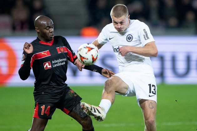 FC Midtjylland s Edward Chilufya in a duel with Frankfurt s Rasmus Kristensen during the UEFA Europa League match between FC Midtjylland and Eintracht Frankfurt at MCH Arena in Herning on Thursday, November 28, 2024. (Photo: Bo Amstrup Ritzau Scanpix) , Herning Denmark Mors Copyright: BoxAmrstrupx xRitzauxScanpix BoxAmstrupx spdk20241128-231707-L