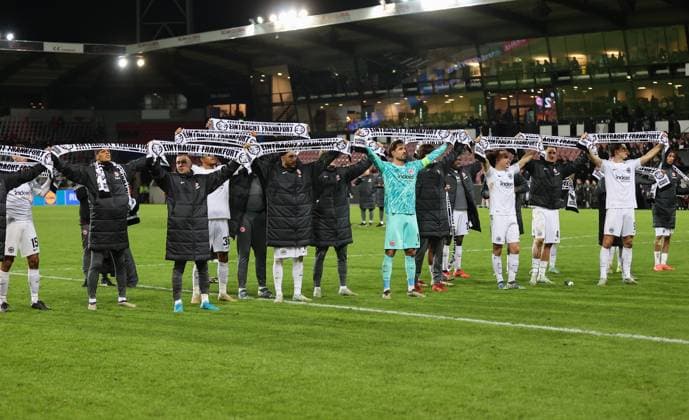 28.11.2024, Fussball UEFA Europa League, FC Midtjylland - Eintracht Frankfurt, emonline, emspor, v.l., Mario Götze (Eintracht Frankfurt), Omar Marmoush (Eintracht Frankfurt), Torwart Kevin Trapp (Eintracht Frankfurt), Arthur Theate (Eintracht Frankfurt), Robin Koch (Eintracht Frankfurt) feiern mit den Fans DFL DFB REGULATIONS PROHIBIT ANY USE OF PHOTOGRAPHS AS IMAGE SEQUENCES AND OR QUASI-VIDEO. xdcx Copyright: HMBxMedia Claus