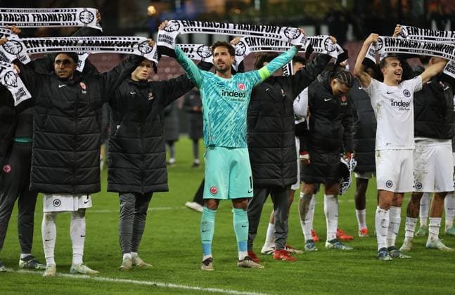 28.11.2024, Fussball UEFA Europa League, FC Midtjylland - Eintracht Frankfurt, emonline, emspor, v.l., Torwart Kevin Trapp (Eintracht Frankfurt) feiert mit den Fans DFL DFB REGULATIONS PROHIBIT ANY USE OF PHOTOGRAPHS AS IMAGE SEQUENCES AND OR QUASI-VIDEO. xdcx Copyright: HMBxMedia Claus
