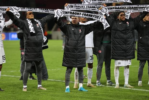 28.11.2024, Fussball UEFA Europa League, FC Midtjylland - Eintracht Frankfurt, emonline, emspor, v.l., Mario Götze (Eintracht Frankfurt) feiert mit den Fans DFL DFB REGULATIONS PROHIBIT ANY USE OF PHOTOGRAPHS AS IMAGE SEQUENCES AND OR QUASI-VIDEO. xdcx Copyright: HMBxMedia Claus