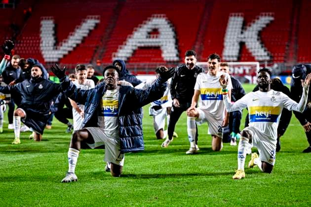 players of Union Sint-Gillis celebrating the win 0-1, Union SG forwarder Mohammed Fuseini, Union SG midfielder Ousseynou Niang, during the match Twente - Union Sint-Gillis at the Grolsch Veste for the UEFA Europa League - League phase - Matchday 5 season 2024-2025 in ENSCHEDE, Netherlands on 28 november 2024, (photo by Stefan Koops EYE4images DeFodi Images) Defodi-746_202218