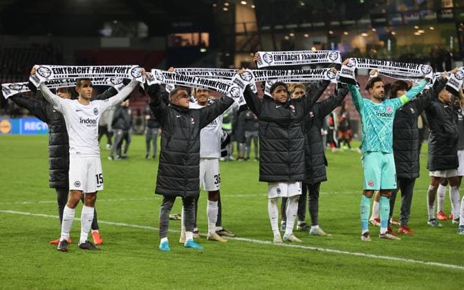 28.11.2024, Fussball UEFA Europa League, FC Midtjylland - Eintracht Frankfurt, emonline, emspor, v.l., Ellyes Skhiri (Eintracht Frankfurt), Mario Götze (Eintracht Frankfurt), Omar Marmoush (Eintracht Frankfurt), Torwart Kevin Trapp (Eintracht Frankfurt) feiern mit den Fans DFL DFB REGULATIONS PROHIBIT ANY USE OF PHOTOGRAPHS AS IMAGE SEQUENCES AND OR QUASI-VIDEO. xdcx Copyright: HMBxMedia Claus
