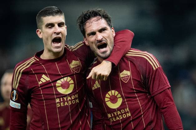LONDON, ENGLAND - NOVEMBER 28: Mats Hummels of AS Roma celebrate with Gianluca Mancini after scoring a goal during the UEFA Europa League 2024 25 League Phase MD5 match between Tottenham Hotspur and AS Roma at Tottenham Hotspur Stadium on November 28, 2024 in London, England. Photo by Sebastian Frej Tottenham Hotspur v AS Roma - UEFA Europa League 2024 25 League Phase MD5 Copyright: xSebastianxFrejx