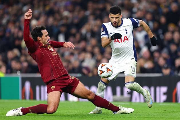 Tottenham Hotspur v Roma 28 November 2024, London - UEFA Europa League - Tottenham Hotspur v Roma - Dominic Solanke of Tottenham Hotspur evades the tackle from Mats Hummels of Roma - Photo: Jacques Feeney Offside. London UK Copyright: xJacquesxFeeneyx xOffsidexOffside