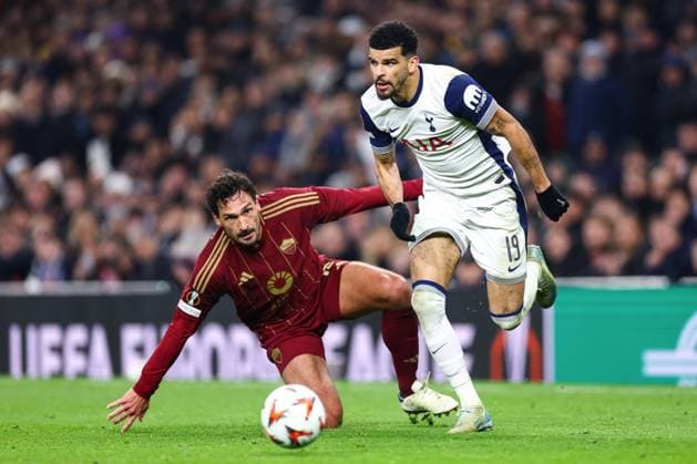 Tottenham Hotspur v Roma 28 November 2024, London - UEFA Europa League - Tottenham Hotspur v Roma - Dominic Solanke of Tottenham Hotspur evades the tackle from Mats Hummels of Roma - Photo: Jacques Feeney Offside. London UK Copyright: xJacquesxFeeneyx xOffsidexOffside