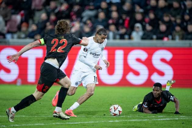 Frankfurt s Hugo Ekitike in a match against FC Midtjylland s Ousmane Diao and Mads Bech during the UEFA Europa League match between FC Midtjylland and Eintracht Frankfurt at MCH Arena in Herning on Thursday, November 28, 2024. (Photo: Bo Amstrup Ritzau Scanpix) , Herning Denmark Mors Copyright: BoxAmrstrupx xRitzauxScanpix BoxAmstrupx spdk20241128-233417-L