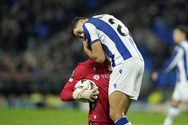 SAN SEBASTIAN - (l-r) Real Sociedad goalkeeper Alex Remiro, Nayef Aguerd of Real Sociedad during the UEFA Europa League match between Real Sociedad and Ajax Amsterdam at the Reala Arena on Nov. 28, 2024 in San Sebastian, Spain. ANP TOBIAS KLEUVER UEFA Europa League 2024 25 League Phase MD5 2024 25 xVIxANPxSportx xxANPxIVx 514473649 originalFilename: 514473649.jpg