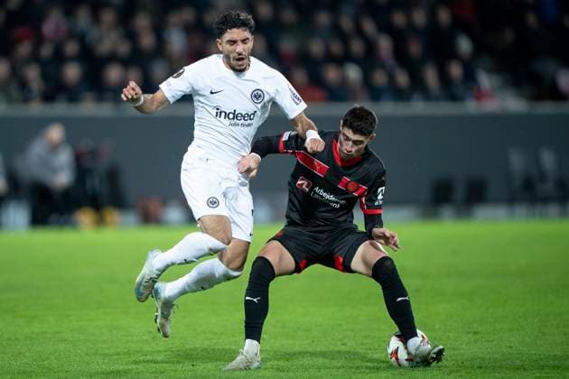 FC Midtjylland s Emiliano Martinez in a duel with Frankfurt s Omar Marmoush during the UEFA Europa League match between FC Midtjylland and Eintracht Frankfurt at MCH Arena in Herning on Thursday, November 28, 2024. (Photo: Bo Amstrup Ritzau Scanpix) , Herning Denmark Mors Copyright: BoxAmrstrupx xRitzauxScanpix BoxAmstrupx spdk20241128-235531-L