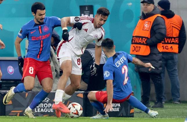 28.11.2024 Bucharest(Romania) FCSB-FC Olympiacos Europa League men s football Charalampos Kostoulas(C) Olympiacos stopped between Adrian Sut(L),Valentin Cretu(R) FCSB :