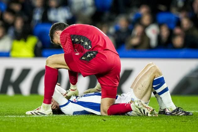 SAN SEBASTIAN - Aritz Elustondo of Real Sociedad is comforted by Real Sociedad goalkeeper Alex Remiro during the UEFA Europa League match between Real Sociedad and Ajax Amsterdam at the Reala Arena on Nov. 28, 2024 in San Sebastian, Spain. ANP TOBIAS KLEUVER UEFA Europa League 2024 25 League Phase MD5 2024 25 xVIxANPxSportx xxANPxIVx 514477395 originalFilename: 514477395.jpg