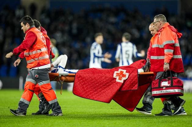 SAN SEBASTIAN - Aritz Elustondo of Real Sociedad leaves the field by stretcher during the UEFA Europa League match between Real Sociedad and Ajax Amsterdam at the Reala Arena on Nov. 28, 2024 in San Sebastian, Spain. ANP TOBIAS KLEUVER UEFA Europa League 2024 25 League Phase MD5 2024 25 xVIxANPxSportx xxANPxIVx 514477513 originalFilename: 514477513.jpg
