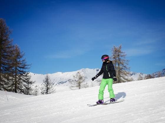 Female snowboarder skiing in a sunny day A girl or woman in green ski suit snowboarding in a sunny day (License=RM) 4546502 ,model released, Symbolfoto Copyright: xZoonar.com StefanoxCavorettox 4546502 ,model released, Symbolfoto ,property released