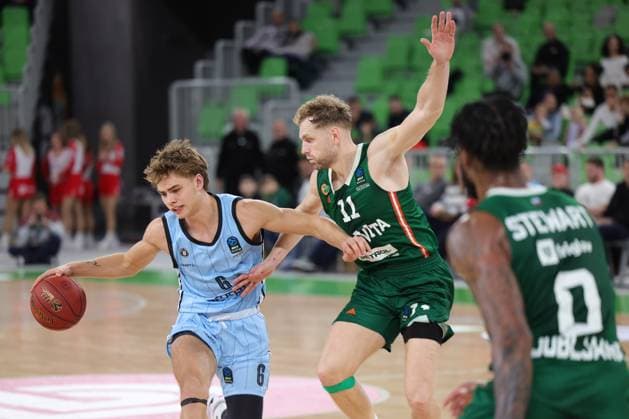 Sport Themen der Woche KW48 Sport Bilder des Tages (241129) -- LJUBLJANA, Nov. 29, 2024 -- Leif Moeller (L) of Veolio Towers Hamburg breaks through during the 9th round of the BKT EuroCup regular season 2024 between Cedevita Olimpija and Veolio Towers Hamburg in Ljubljana, Slovenia, Nov. 28, 2024. (Photo by Zeljko Stevanic Xinhua) (SP)SLOVENIA-LJUBLJANA-BASKETBALL-BKT EUROCUP REGULAR SEASON-CEDEVITA OLIMPIJA VS VEOLIA TOWERS HAMBURG ZhouxYue 