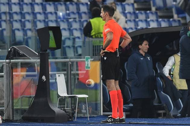 Soccer, Europa League qualifying round , SS Lazio v Ludogorets Referee Duje Strukan while consulting the VAR system during the Europa League qualifying round - 5th leg match between SS Lazio v Fc Ludogorets at Olympic stadium, Italy, Nov 28th, 2024. Imago-Images Emmefoto Copyright: xImago-Images Emmefotox