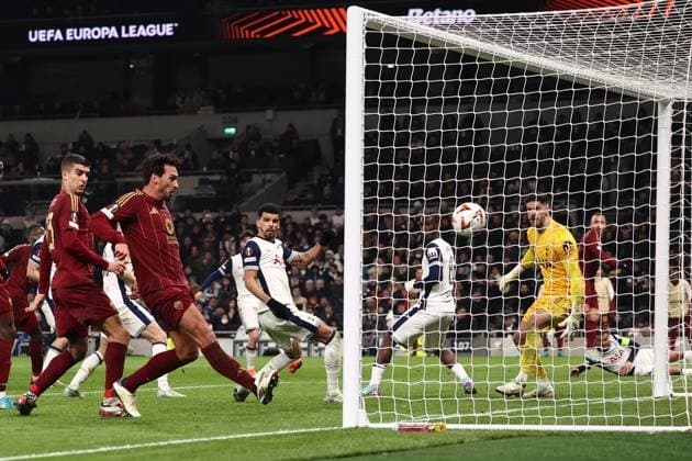 Sport Themen der Woche KW48 Sport Bilder des Tages Tottenham Hotspur v Roma Europa League 28 11 2024. GOAL 2-2 Mats Hummels of Roma scores during the Europa League match between Tottenham Hotspur and Roma at Tottenham Hotspur Stadium, London, United Kingdom on 28 November 2024. London Tottenham Hotspur Stadium London United Kingdom Editorial use only , Copyright: xPaulxPhelanx PSI-20886-0041